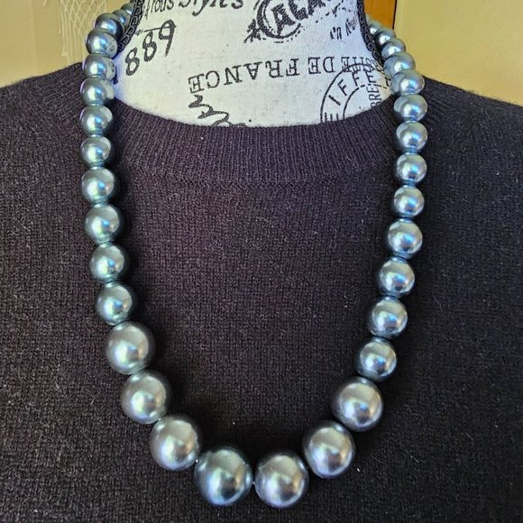 Vintage Silver Acrylic Graduaded Beaded Necklace - Picture 2 of 4